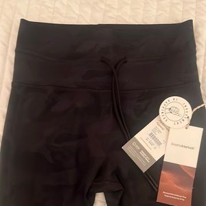 Vuori daily legging black camo small NWT